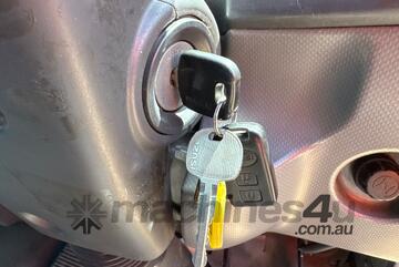 Isuzu 2009   NQR450 Glass Truck