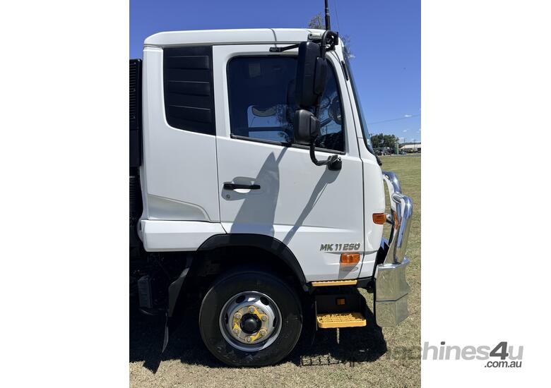 UD MK11-250 Condor 4x2 Automatic Traytop Service Body/Cranetruck.