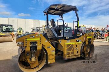 2018 CAT CB7 8.2T TANDEM DRUM ROLLER (R404) WITH FULL CIVIL SPEC AND 800 HOURS