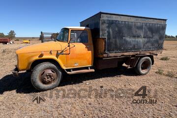 International C1600 Single Drive Truck with Hoist(Unreg)