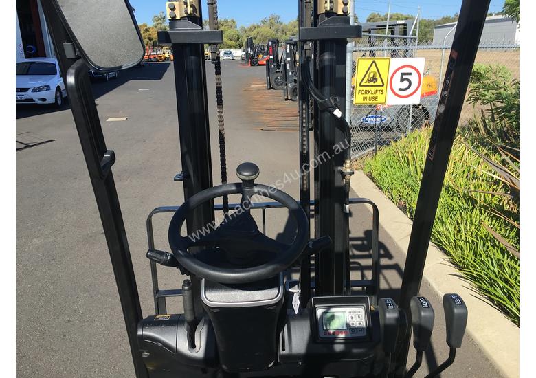 caption Hyundai Electrric Forklift BTR15 1.5T