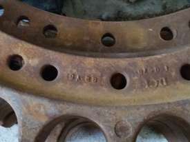 CAT D7 Drive sprockets - picture1' - Click to enlarge