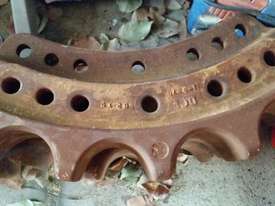CAT D7 Drive sprockets - picture2' - Click to enlarge