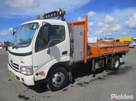 2010 Hino 300 series - picture2' - Click to enlarge