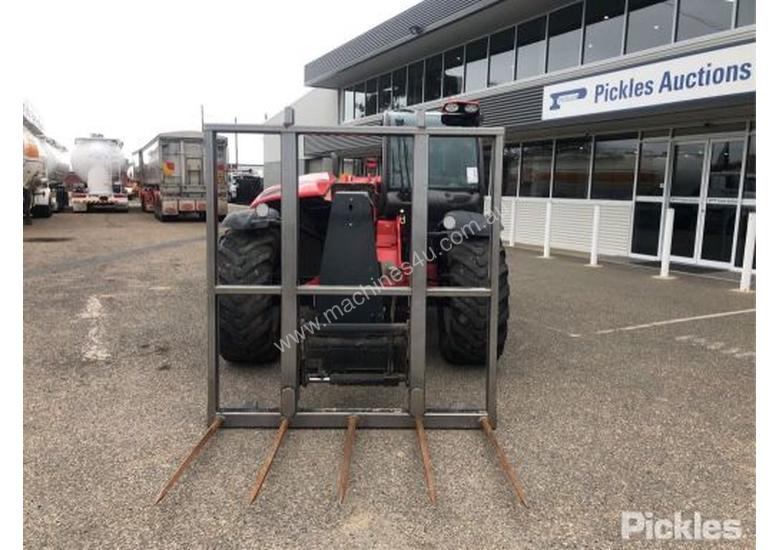 caption 2015 Manitou MLT840/137