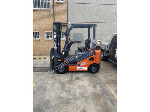 Container mast 1.8T gas forklift for hire