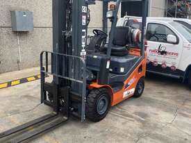 Container mast 1.8T gas forklift for hire - picture0' - Click to enlarge