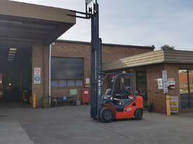 Heli CPQYD25 2500kg Dual Fuel Container Mast Forklift with 360 deg rotator - picture2' - Click to enlarge