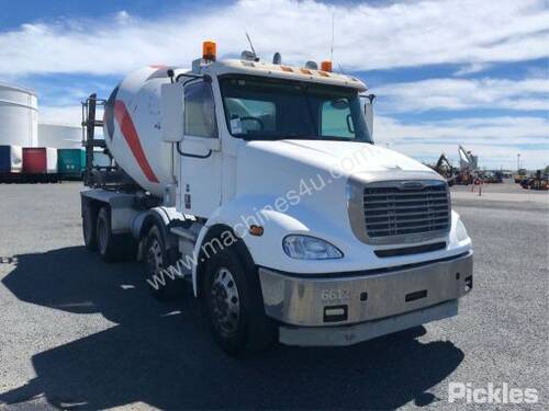 2013 Freightliner Columbia CL112 FLX