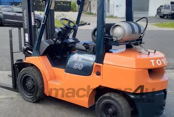 ACTIVE FORKLIFTS - Toyota 3 ton forklift 7FG30-4.5m lift height 3000kg capacity side shift solid tyr ACTIVE FORKLIFTS - Toyota 3 ton forklift 7FG30-4.5m lift height 3000kg capacity side shift solid tyr