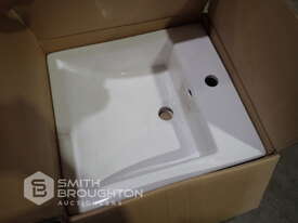 PALLET COMPRISING OF TOILETS, SINKS & TOILET SEATS - picture2' - Click to enlarge