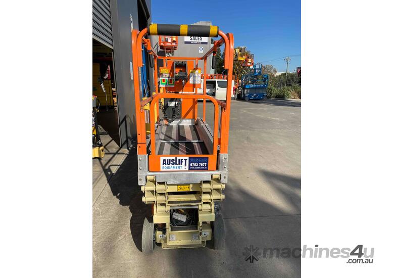 caption JLG 1930ES 19ft Electric Scissor Lift – Perfect for Tight Spaces and Smooth Indoor Access!