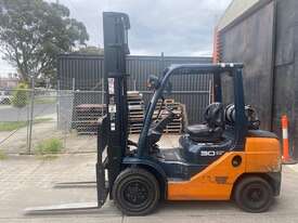 TOYOTA 3 TON Fork Lift - 4m Mast - picture0' - Click to enlarge