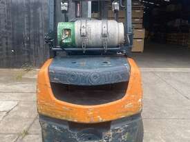 TOYOTA 3 TON Fork Lift - 4m Mast - picture2' - Click to enlarge