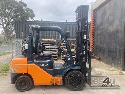 TOYOTA 3 TON Fork Lift - 4m Mast