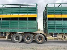 HILLCREST B TRIPLE LIVESTOCK TRAILER COMBINATION - picture2' - Click to enlarge