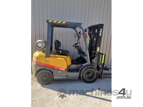 TCM 2.5T LPG Forklift with Container Mast and Low Hours