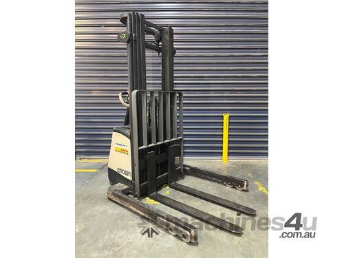 Crown SX Walkie Reacher Stacker