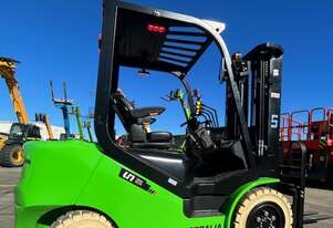 UN 3.5T Lithium Forklift - ECO Friendly and Cost Effective!