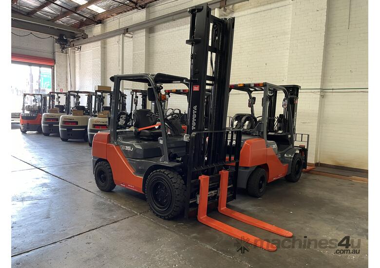caption TOYOTA 8FGJ35-62880 DELUXE 2017 MODEL 3.5 TON 3500 KG CAPACITY LPG GAS FORKLIFT 4500 MM 2 STAGE