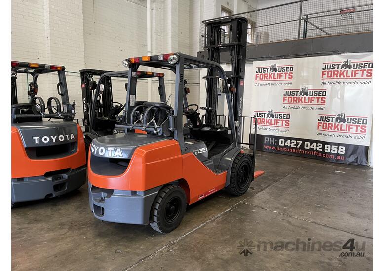 caption TOYOTA 8FGJ35-62880 DELUXE 2017 MODEL 3.5 TON 3500 KG CAPACITY LPG GAS FORKLIFT 4500 MM 2 STAGE