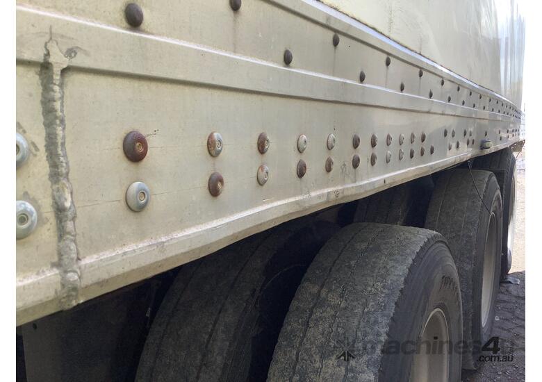 caption Maxicube Tri Axle Refrigerated Pantech Trailer