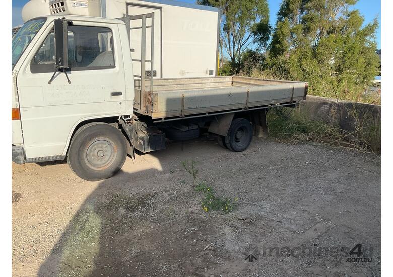 caption 1986 Isuzu NKR Crane Truck (Table Top)