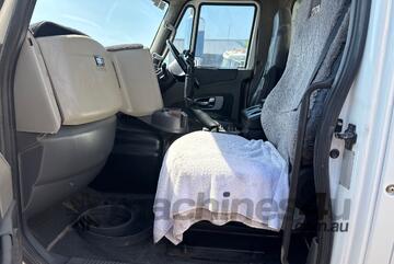 2010 Caterpillar CT 700-15L Tipper