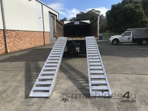 3.9m - 15Tonne Heavy Duty Rubber Track, Rubber Tyre Machinery Loading Ramps