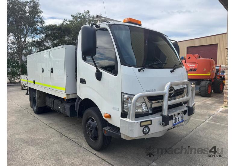 2017 HINO 300 921 PB97