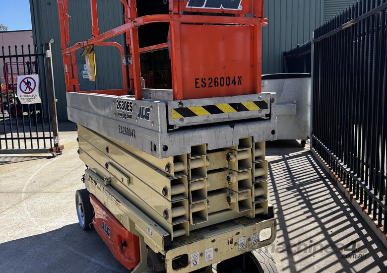 2015 Used JLG 26 ft Narrow Electric Scissor Lift image 3