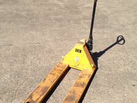 Narrow fork yellow pallet jack - picture0' - Click to enlarge