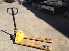 Narrow fork yellow pallet jack - picture0' - Click to enlarge