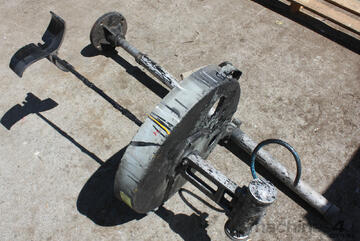 Pneumatic lift stand with oscillating paint agitat