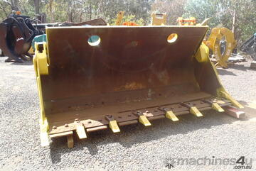 Loader Bucket 4 in 1 3360 mm wide USED Loader Bucket 4 in 1 3360 mm wide USED