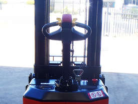 New Walkie Reach Stacker - picture0' - Click to enlarge