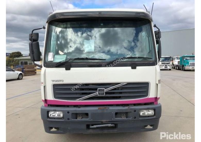 caption 2001 Volvo FL6E