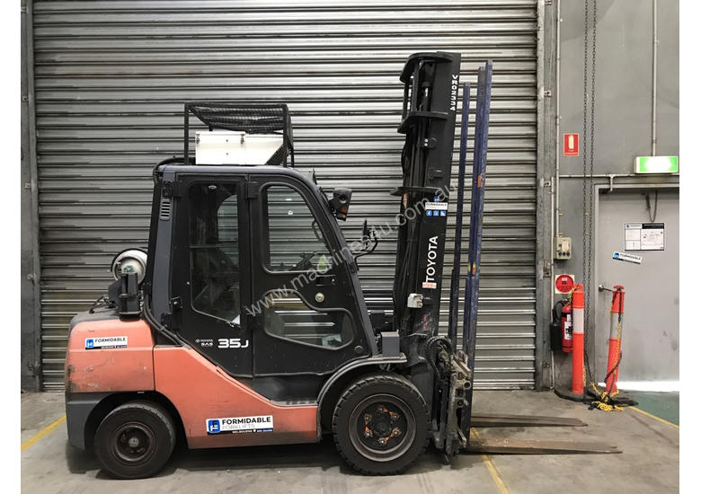 caption Toyota 32-8FGJ35 LPG / Petrol Counterbalance Forklift