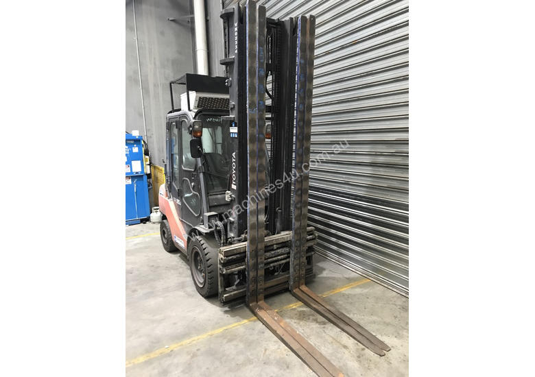 caption Toyota 32-8FGJ35 LPG / Petrol Counterbalance Forklift