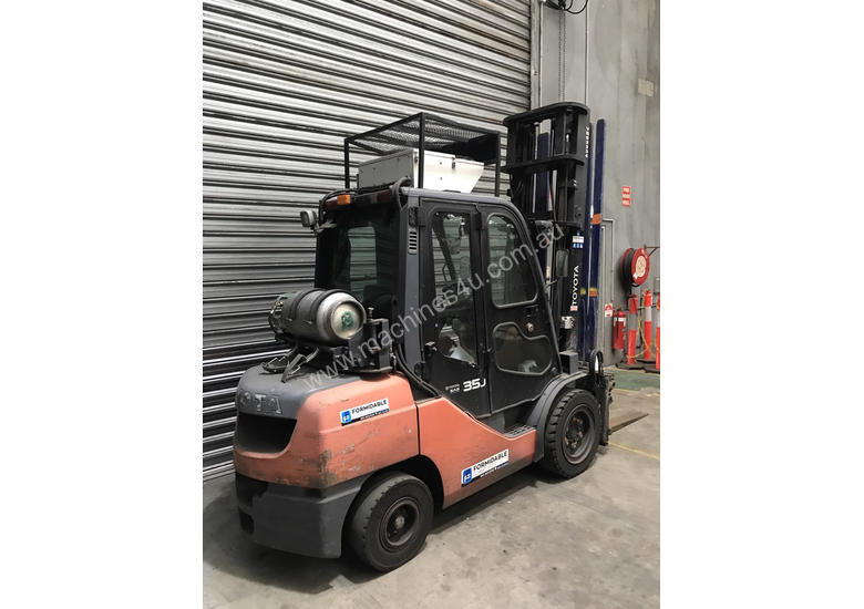 caption Toyota 32-8FGJ35 LPG / Petrol Counterbalance Forklift