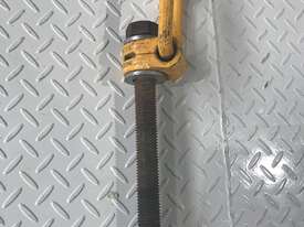 Yoke Swivel Lifting Point 4 Tonne WLL 8-211-040 G100  - picture0' - Click to enlarge