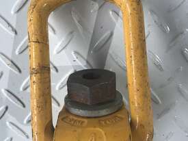 Yoke Swivel Lifting Point 4 Tonne WLL 8-211-040 G100  - picture2' - Click to enlarge