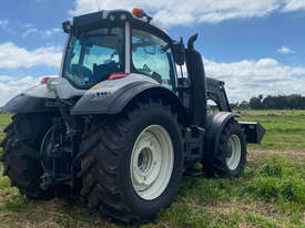Valtra  T144H FWA/4WD Tractor - picture1' - Click to enlarge