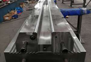 Heavy duty adjustable V-dies for large capacity pressbrakes.