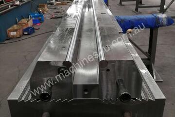 Heavy duty adjustable V-dies for large capacity pressbrakes.