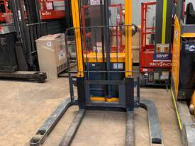 walk behand forklift stacker - picture0' - Click to enlarge