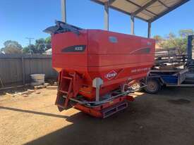 Kuhn Axis 50.1 Spreader 6000l 3 point linkage spreader - picture1' - Click to enlarge