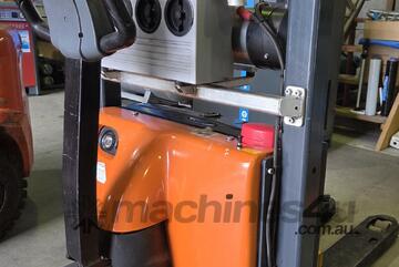 120kg JIB CRANE/ VACUUM TUBE LIFTER. MOBILE 50kg TUBE LIFTER +WALKIE Pack Stacker. Chain Hoists
