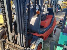 Linde 2.5T Counterbalance Forklift with Container Mast - picture0' - Click to enlarge
