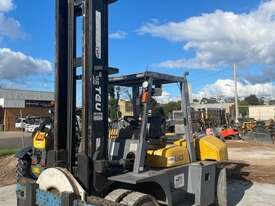USED TEU 8 TON FORKLIFT - picture0' - Click to enlarge